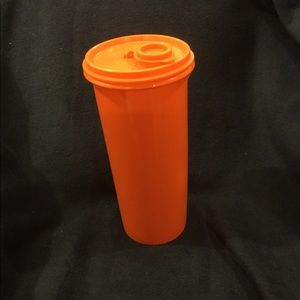 Tupperware Pitcher 1 quart / 4 cups